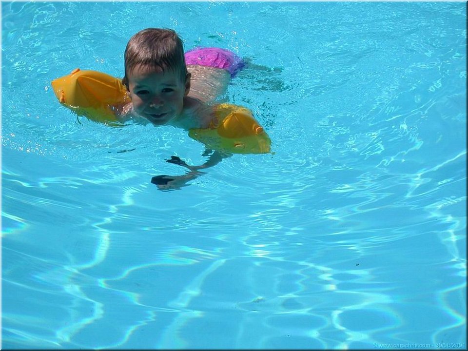 cool dans la piscine.jpg