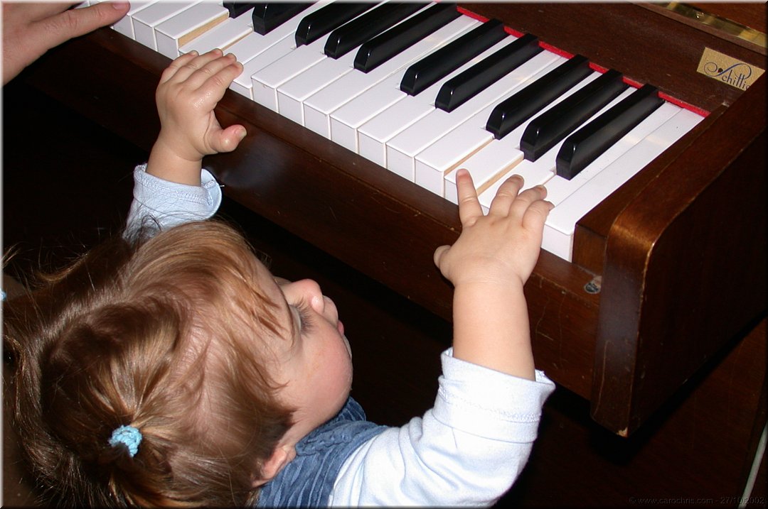 toutes petites mains au piano.jpg