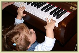 toutes petites mains au piano