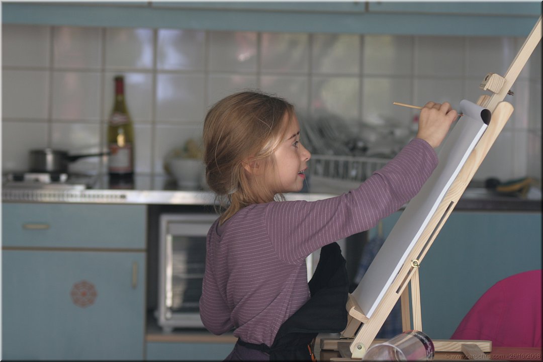 Capucine essaie son cadeau.jpg