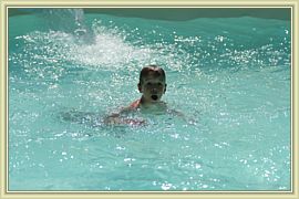 il adore la piscine