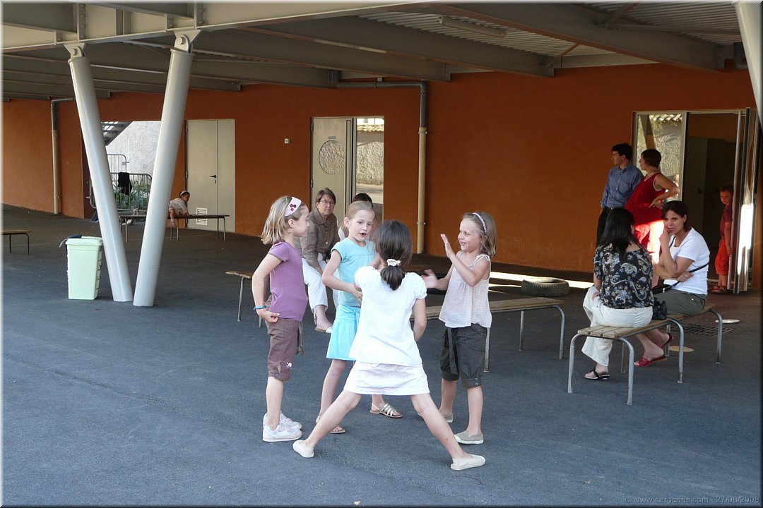 les copines attendent le spectacle.jpg