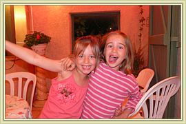 Capucine et Alicia toutes roses