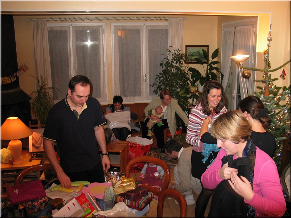 plus que 2 tonnes de cadeaux.jpg