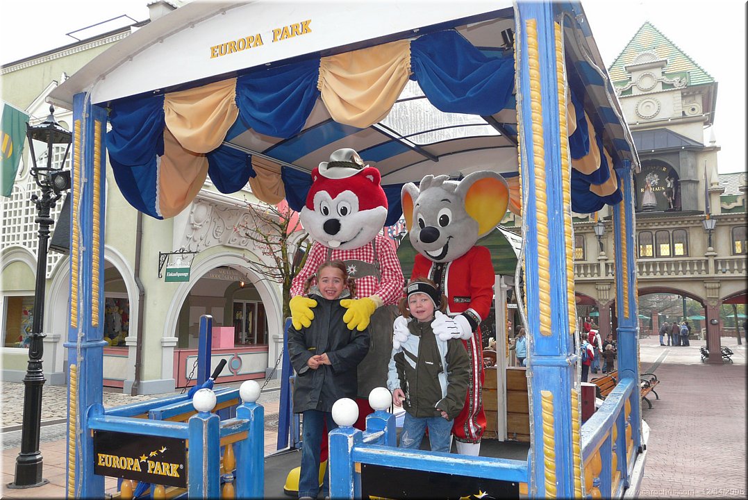 les filles et la mascotte.jpg