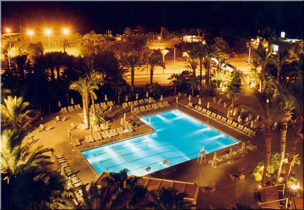 israel et la piscine club.jpg