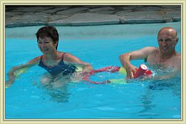 sitting dans la piscine