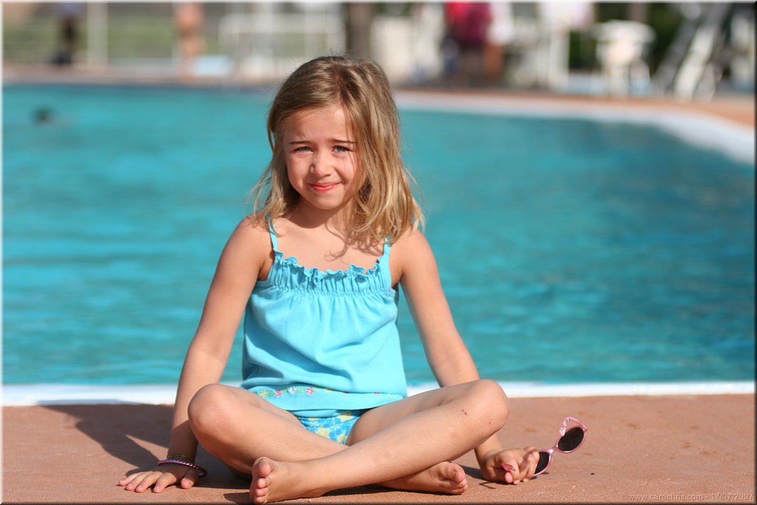 capucine devant la piscine.jpg