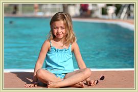 capucine devant la piscine